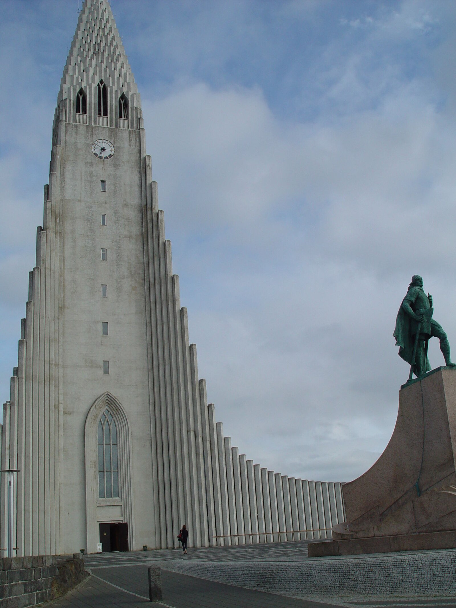 Hallgrimskirkja教堂与彩色屋顶