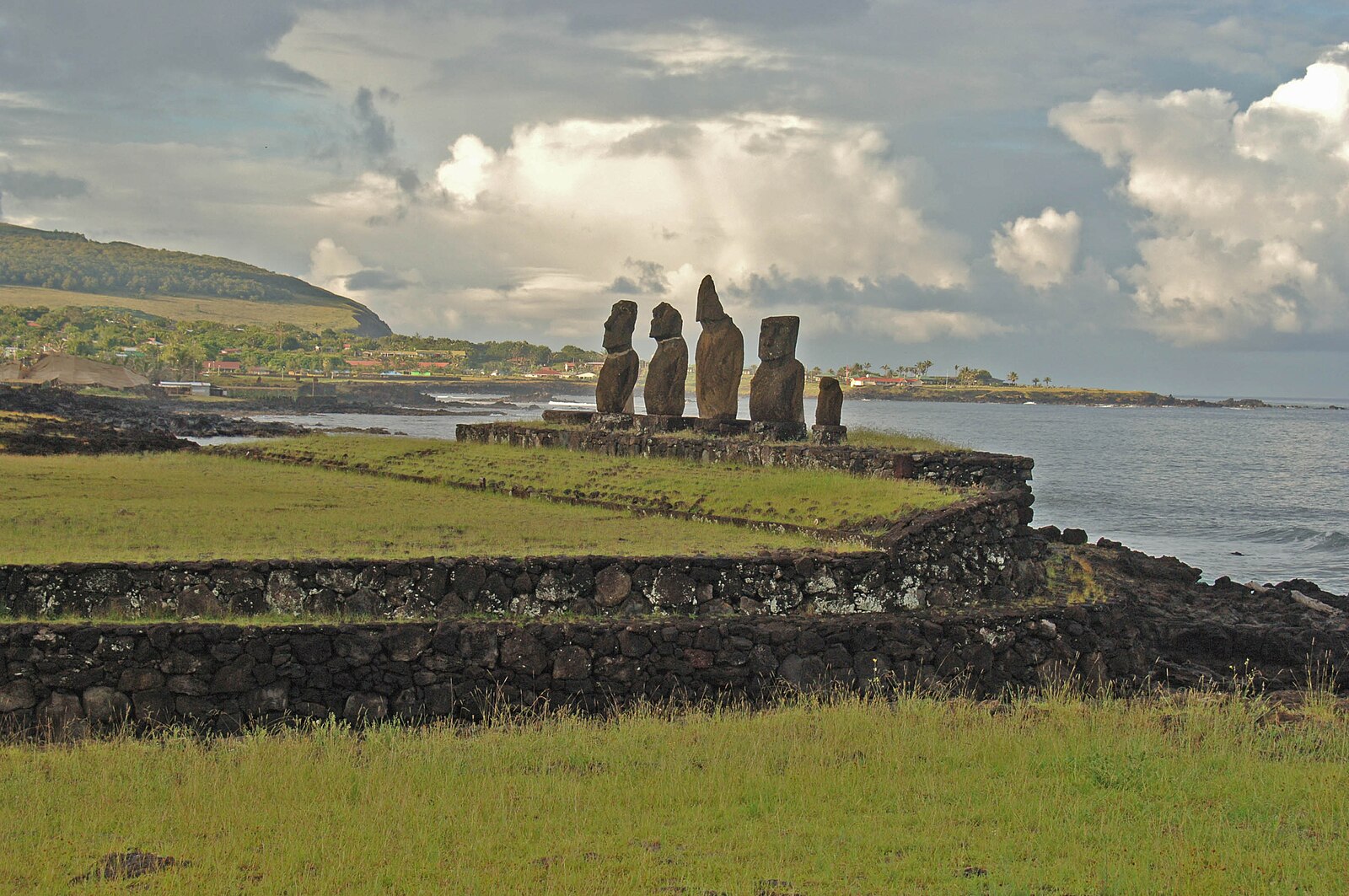 Ahu Tahai 与海边 moai