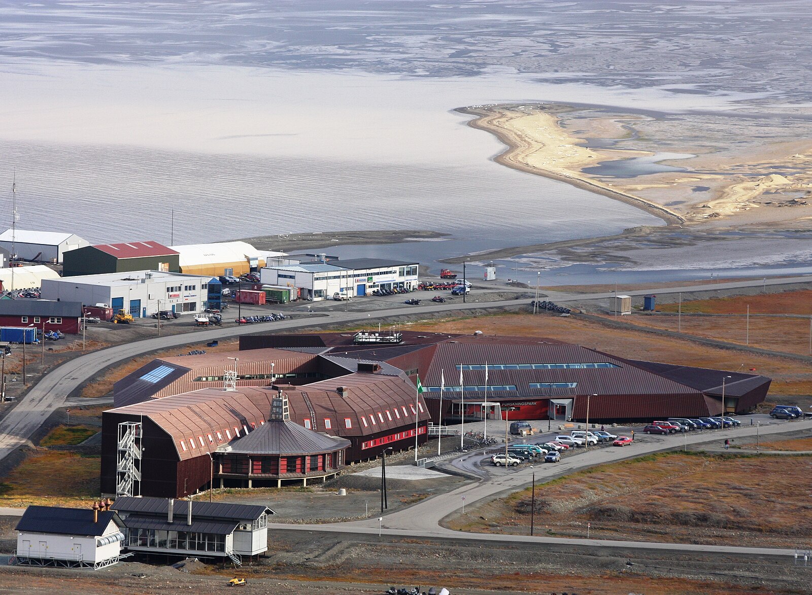 UNIS 与斯瓦尔巴博物馆临水一带 (UNIS and Svalbard Museum waterfront)
