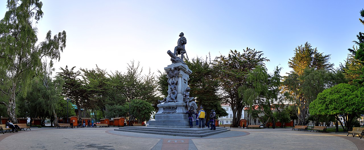 武器广场（Plaza Muñoz Gamero）的麦哲伦纪念碑，基座上的原住民大脚雕像是必摸打卡点