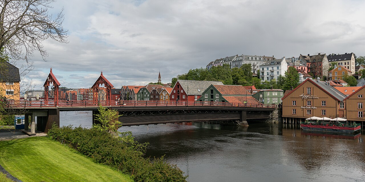 老城桥 Gamle Bybro 西南视角全景，红色木制门楼横跨尼德河，巴克兰德彩色木屋倒映水中
