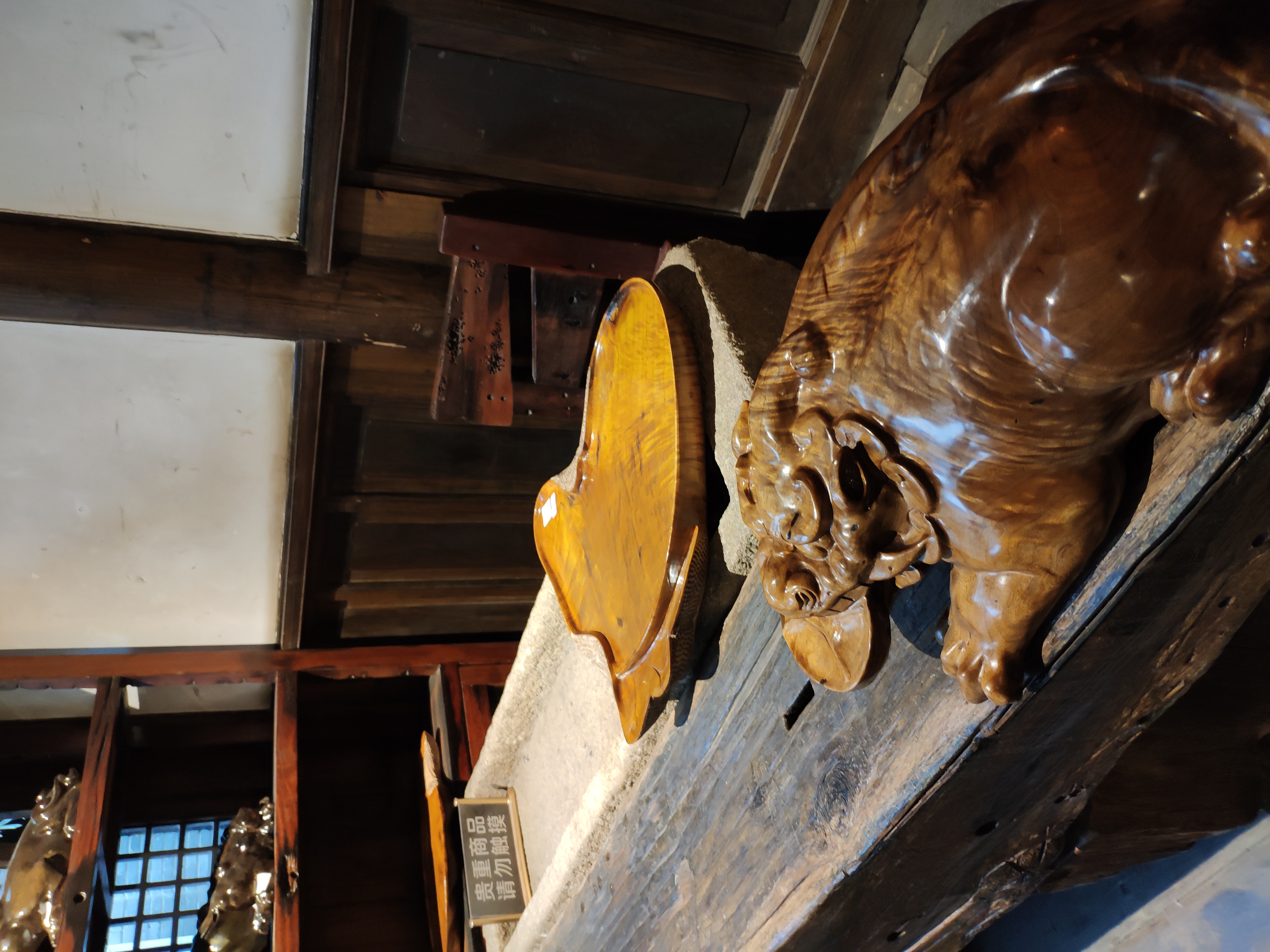 宽窄巷子历史街区的文物发掘遗址展示区，清代少城格局遗存，青砖铺地与历史层叠可见