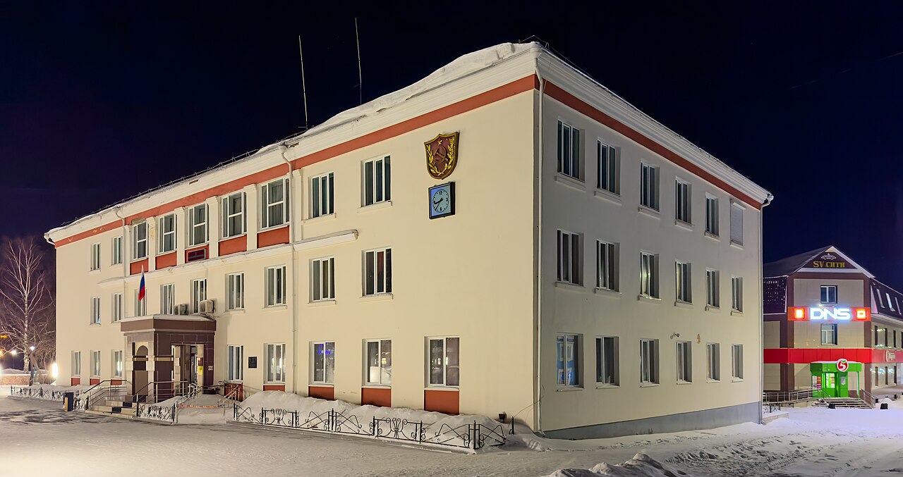 北乌拉尔斯克市政厅冬景，和平广场旁的斯大林式行政建筑在白雪中展现庄重的对称感
